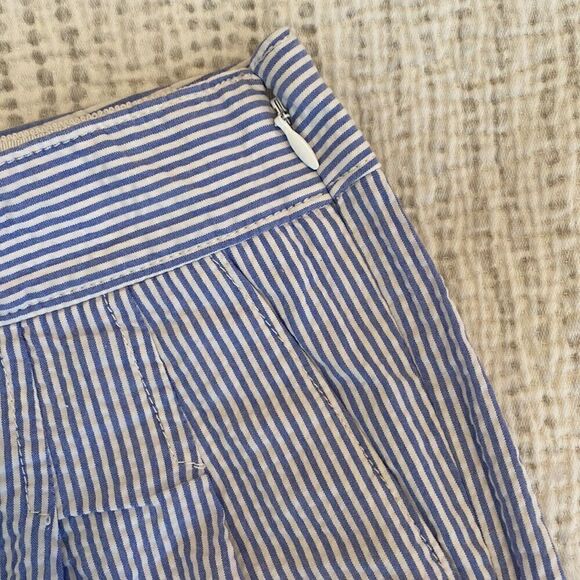 💙 J. Crew Factory Blue and White Striped Seersucker Pleated Shorts Size 4 - Picture 4 of 5
